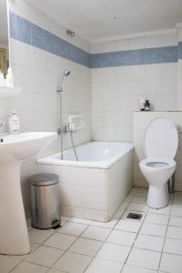 Kúpeľňa v ubytovaní Aristotelous Square Apartment + 25 fotografií