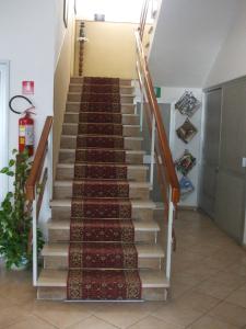 una scala in una casa con scale in legno di Hotel Cucciolo a Donoratico