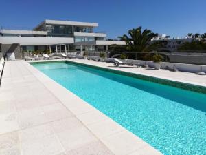 a swimming pool on top of a building at Gala Puerto Monoambiente 108 in Punta del Este