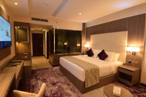 Postel nebo postele na pokoji v ubytování Paradise Elite Hotel Al-Tahlia Jeddah