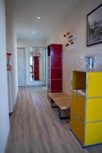Habitación con armarios amarillos y rojos y mesa. en Le 360 TOUR PERRET 19eme PANORAMA 4 ETOILES, en Amiens
