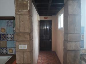 korytarz z drzwiami w domu z płytkami w obiekcie Cristinas Palace w Sewilli