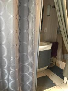 Koupelna v ubytování Appartement Sevrier terrasse et jardin + 37 fotografií