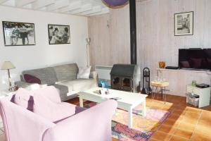 uma sala de estar com um sofá e uma lareira em Huisje in Stavelot em Stavelot