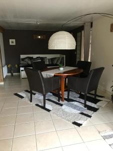 Kuchyň nebo kuchyňský kout v ubytování Appartement Sevrier terrasse et jardin