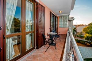 balkon ze stołem i krzesłami w obiekcie Apartments Centener w Rovinj