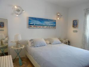 a bedroom with a bed and a painting on the wall at Apartamento Casita del Mar in Arrieta
