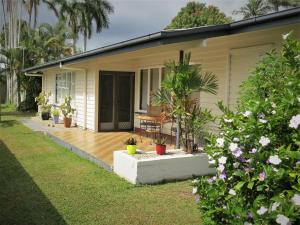 una casa con un portico con piante in vaso di Edge Hill Clean & Green Cairns, 7 Minutes from the Airport, 7 Minutes to Cairns CBD & Reef Fleet Terminal a Cairns