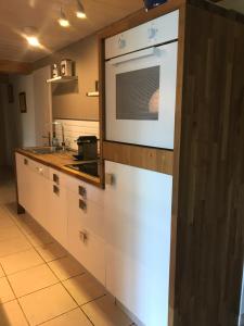 Kuchyň nebo kuchyňský kout v ubytování Appartement Sevrier terrasse et jardin