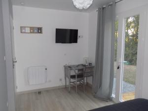 TV a/nebo společenská místnost v ubytování Chambres d'hôtes à Raveau