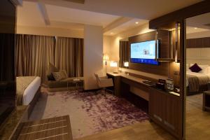 TV a/nebo společenská místnost v ubytování Paradise Elite Hotel Al-Tahlia Jeddah