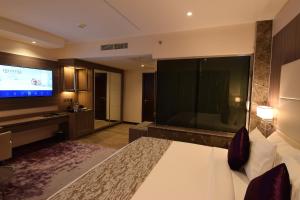 TV a/nebo společenská místnost v ubytování Paradise Elite Hotel Al-Tahlia Jeddah