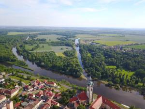 una vista aérea de una ciudad y un río en Krejčovství, en Mělník