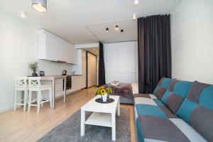ein Wohnzimmer mit einem Sofa und einem Tisch in der Unterkunft Vilnius City Centre apartment in Vilnius