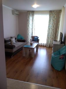 sala de estar con sofá y mesa en Villa Gracia en Ravda