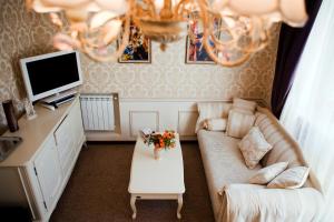 salon z kanapą i telewizorem w obiekcie Villa Oselya w Kijowie
