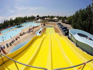 Mobilhome Vias plage dans Camping内部或周边的泳池