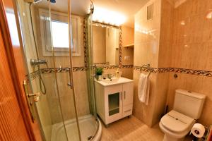 A bathroom at WonderStays Apartamentos Maribel