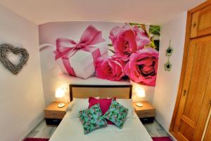 A bed or beds in a room at WonderStays Apartamentos Maribel