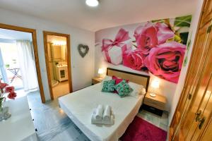 A bed or beds in a room at WonderStays Apartamentos Maribel