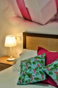 A bed or beds in a room at WonderStays Apartamentos Maribel