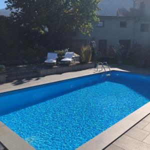 Bazén v ubytovaní Gerda Wellness Apartment alebo v jeho blízkosti
