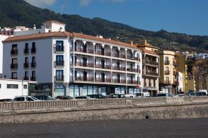 una ciudad con coches estacionados frente a los edificios en Hotel Castillete en Santa Cruz de la Palma