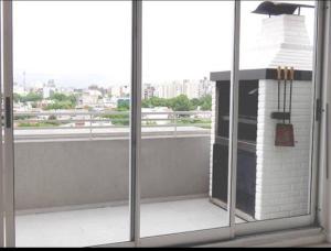 una ventana de oficina con vistas a un edificio en Palermo Hollywood Modern Apartment en Buenos Aires