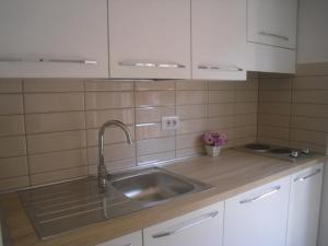 A kitchen or kitchenette at Lovely Little Apartment in Via Aurelia Még 22 kép