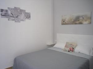 A bed or beds in a room at Lovely Little Apartment in Via Aurelia
