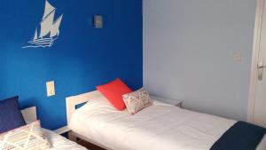 リャンサにあるApt Mar i Celのベッドルーム1室(赤い枕付きのベッド1台付)