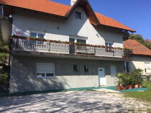 una casa con un balcón con flores. en Hiša marjetica, en Maribor