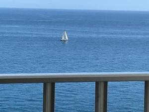 un velero en el agua con balcón en Apartamentos do Mar Funchal, en Funchal