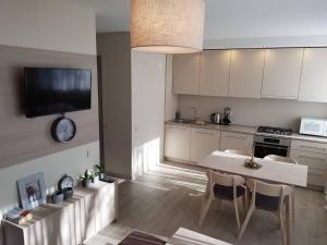 Η κουζίνα ή μικρή κουζίνα στο Apartamentai Vilniaus Street +6 φωτογραφίες