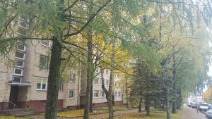 eine Baumgruppe vor einem Gebäude in der Unterkunft Apartamentai Vilniaus Street in Šiauliai