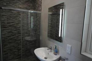 Koupelna v ubytování Marsaskala Penthouse Apartment + 12 fotografií