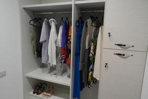 un vestidor con ropa y zapatos en Marsaskala Penthouse Apartment en Marsaskala