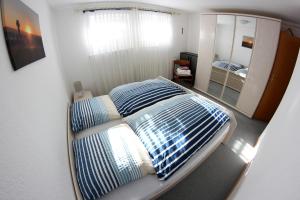 1 dormitorio con 1 cama con almohadas azules y blancas en Ruhige und gemütliche Ferienwohnung in Calden en Calden