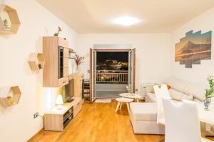 バールにあるApartment Stefanoのソファとテレビのあるリビングルーム