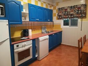 Кухня или мини-кухня в Chalet Monachil
