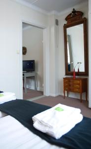 Rúm í herbergi á Insjöns Hotell