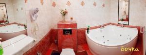 モスクワにあるMac-Houseのバスルーム(バスタブ2つ、トイレ、シンク付)
