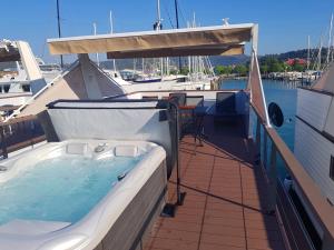 波尔托罗Floating Sea Houses MARINA LUX的相册照片
