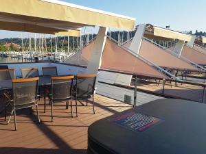 Floating Sea Houses MARINA LUX餐厅或其他用餐的地方