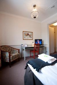Rúm í herbergi á Insjöns Hotell