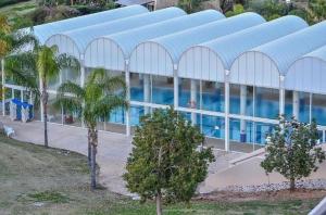 un grande edificio con piscina di fronte di Caesarea Vacation Rooms a Caesarea