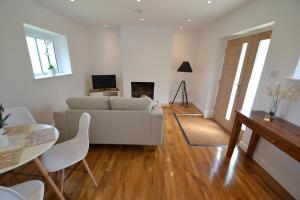 TV a/nebo společenská místnost v ubytování Alberts Dairy Cottage