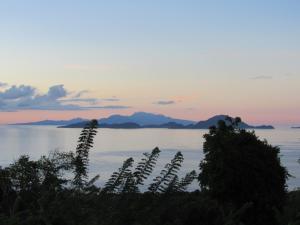 a view of the water with mountains in the background at Gîtes de la coulisse in Trois-Rivières
