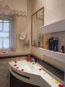 een badkamer met een wastafel en een spiegel bij Appart Bin Elouidane in Bine el Ouidane