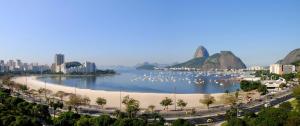 een stad met een strand en boten in het water bij Studio Botafogo Beach in Rio de Janeiro